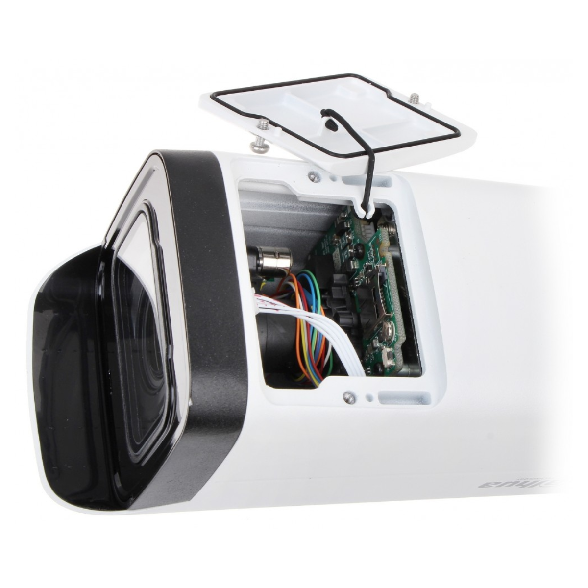Witte beveiligingscamera met open bovenkant die circuits onthult. Zwarte lens en behuizing. Witte achtergrond.