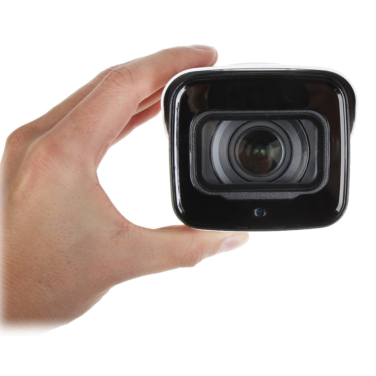 Een hand die een zwarte beveiligingscamera vasthoudt. De camera heeft een zwart frame en heldere lens.