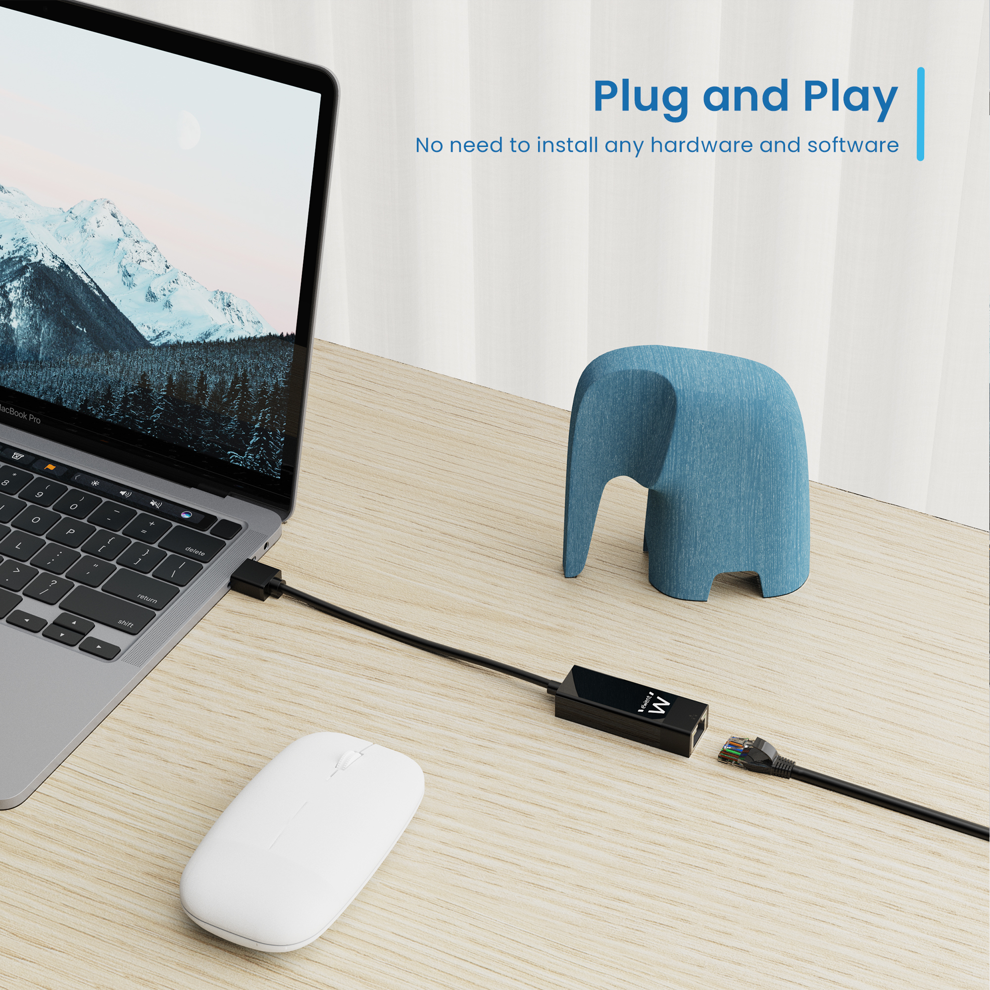 Laptop podłączony do adaptera sieciowego i myszy, z niebieską dekoracją słonia.