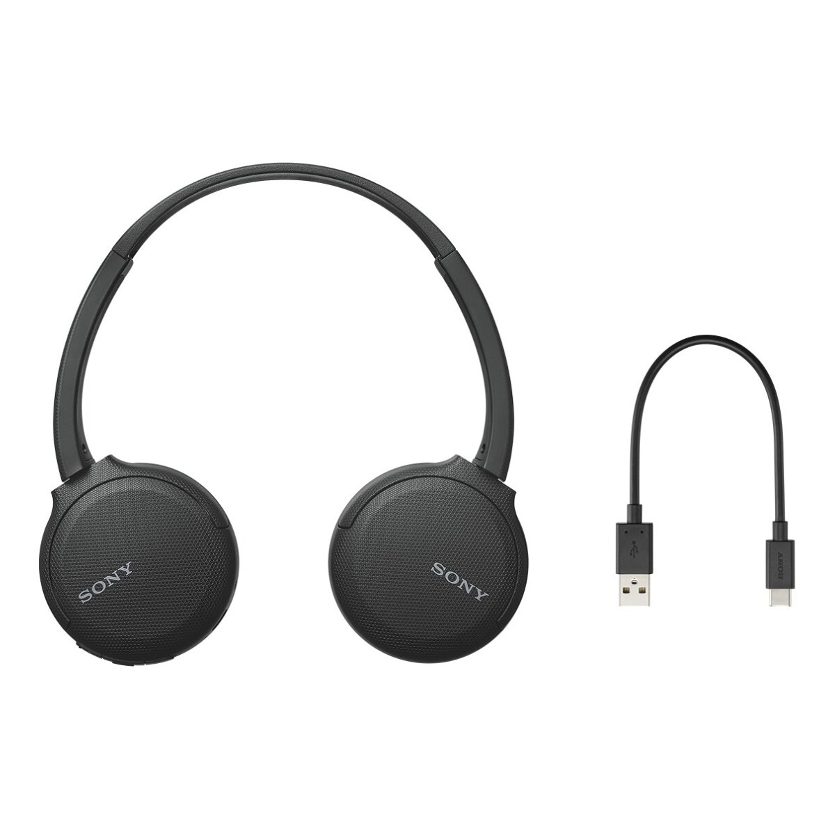 Auriculares Sony negros y un cable USB-C sobre fondo blanco.