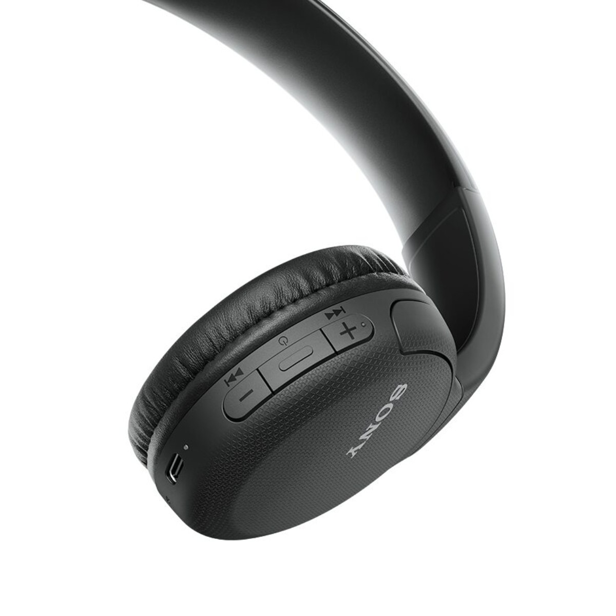 Auriculares Sony negros con botones laterales, fondo blanco.