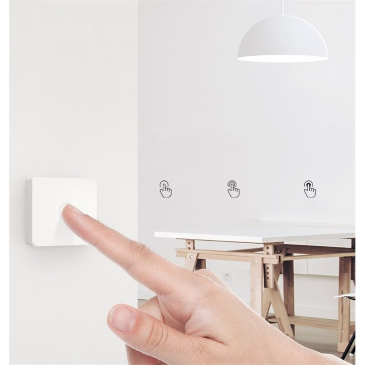 Ręka naciska biały włącznik na ścianie, z ikonami dotykowymi.