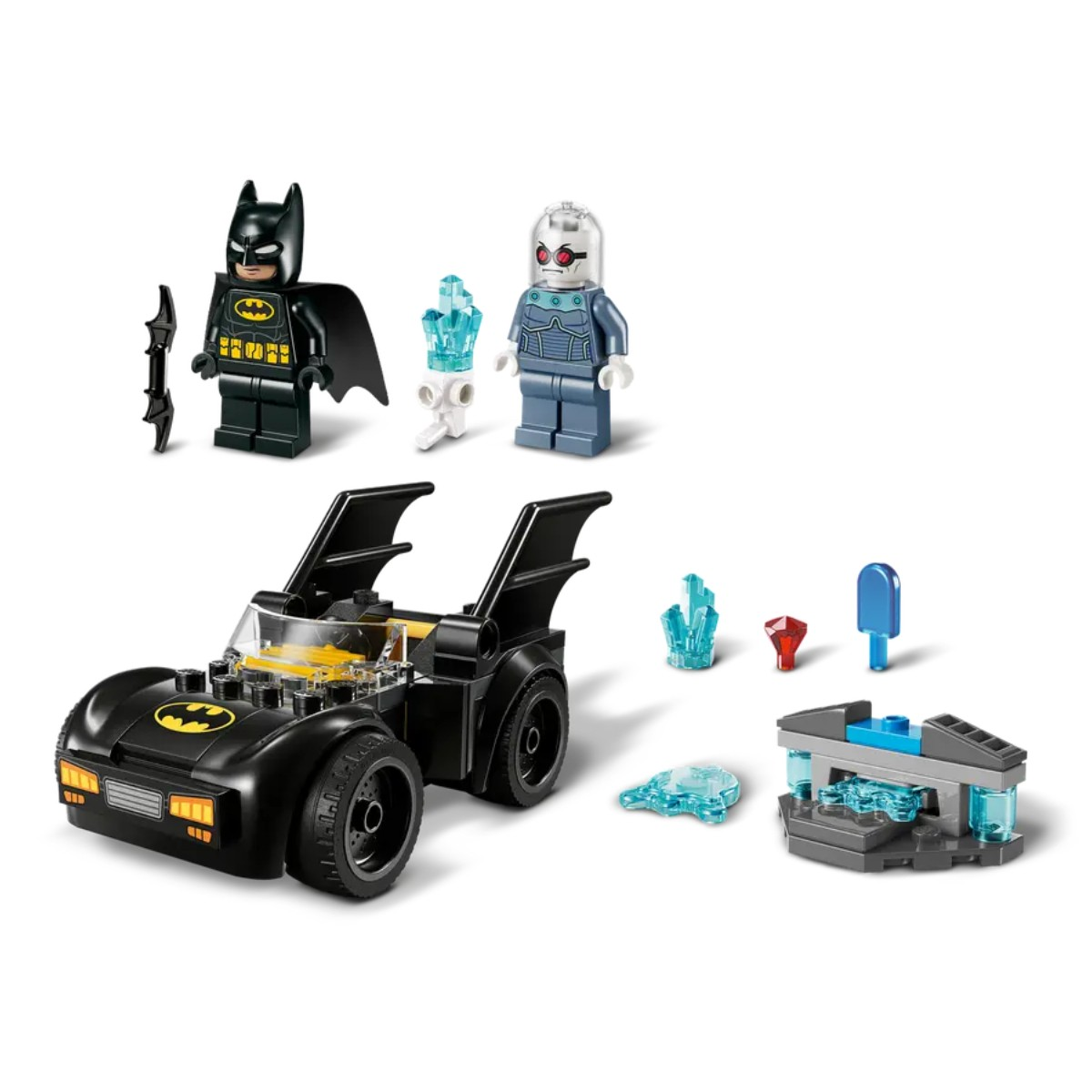 Lego Batman con Batmobile, Mr. Freeze e accessori di ghiaccio, su sfondo bianco.