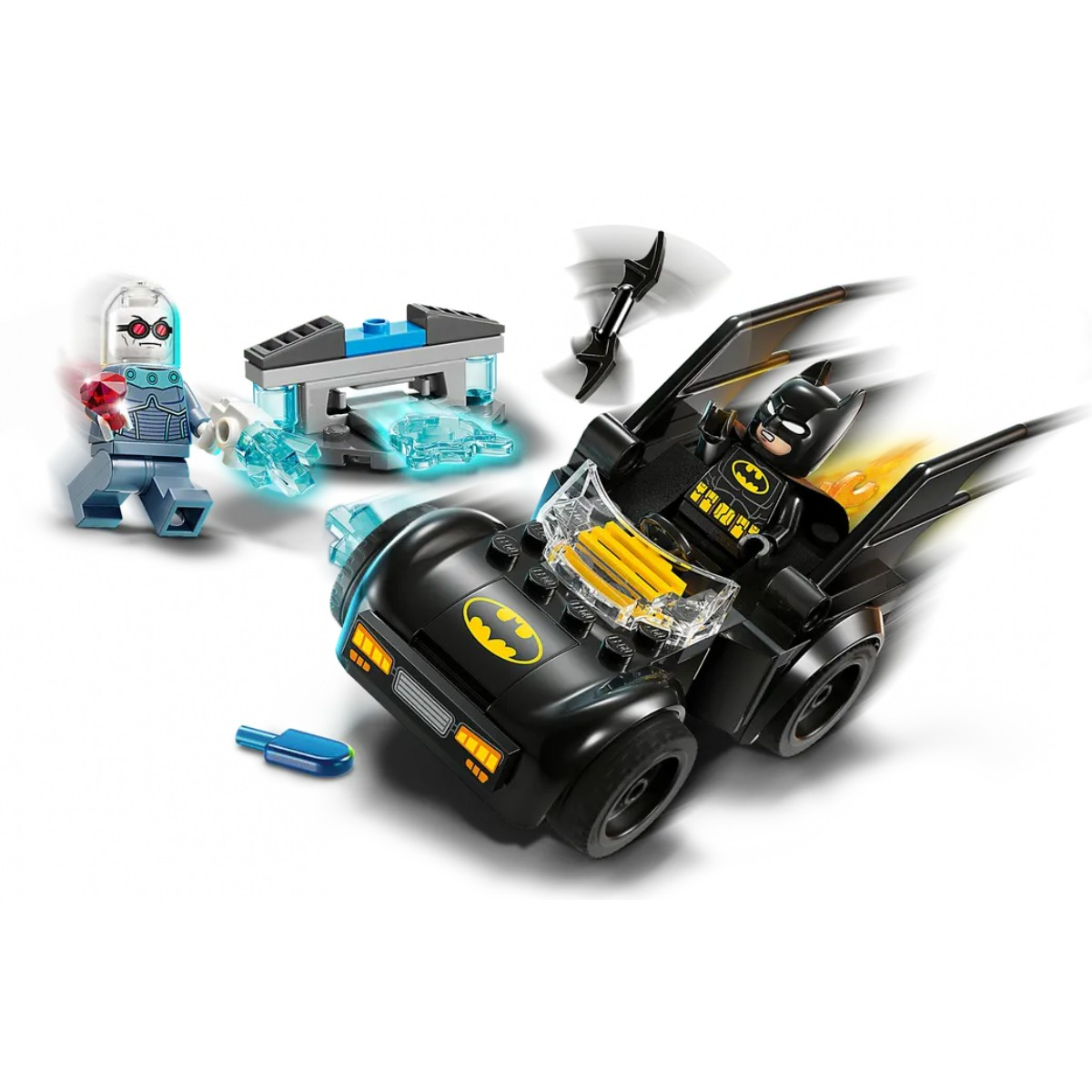 Un'auto Lego Batman con la figura di Batman e Mr. Freeze con elementi di ghiaccio.