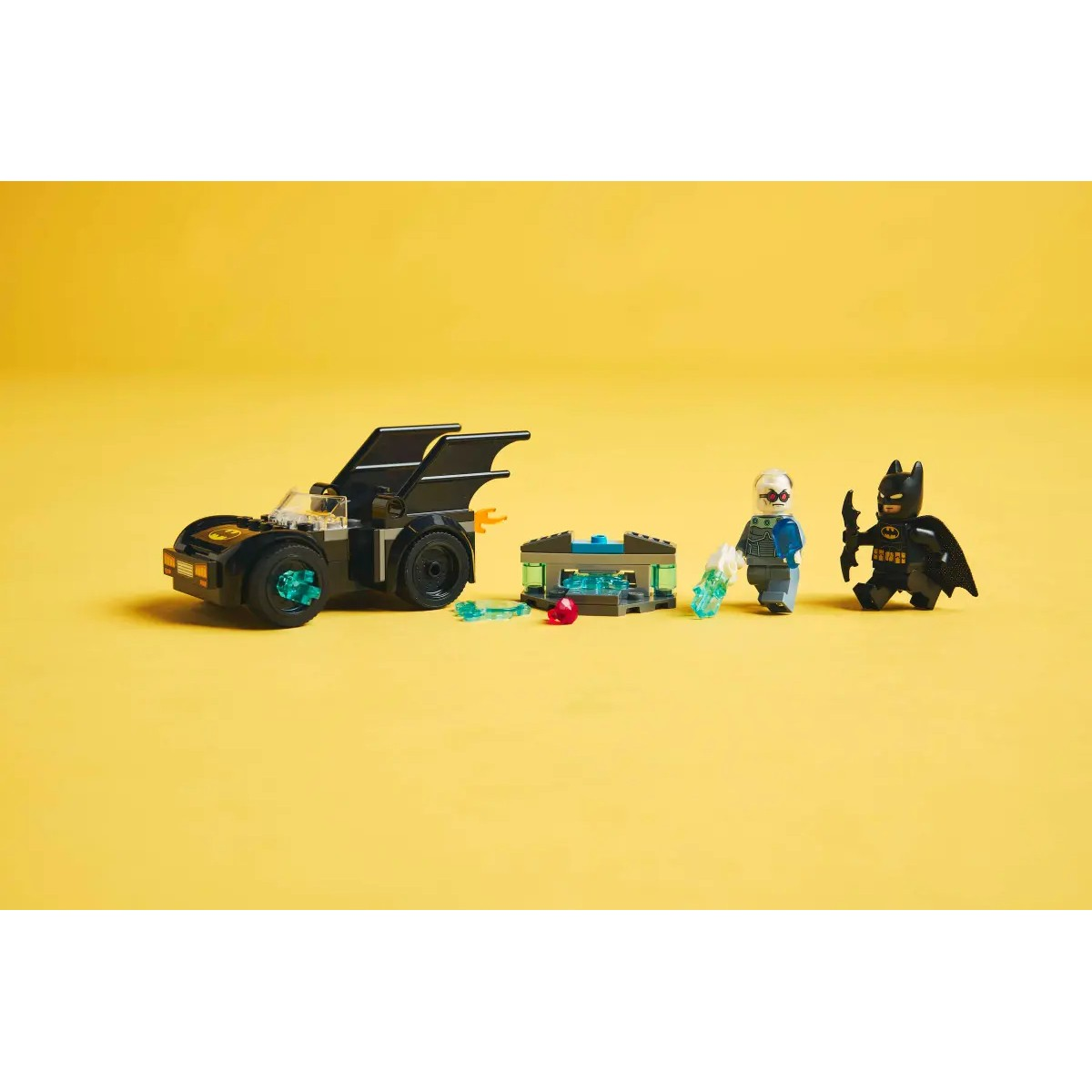 Auto Lego Batman con Batman, Mr. Freeze ed elementi di ghiaccio su sfondo giallo.