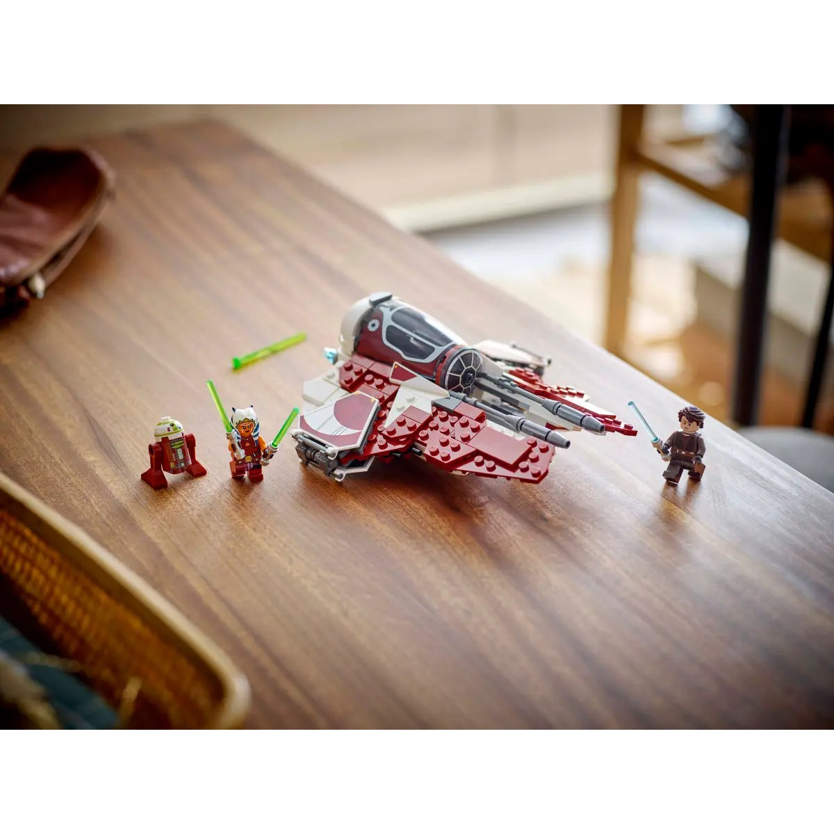 Lego Star Wars Set: ein Sternjäger mit Minifiguren auf einem Holztisch.