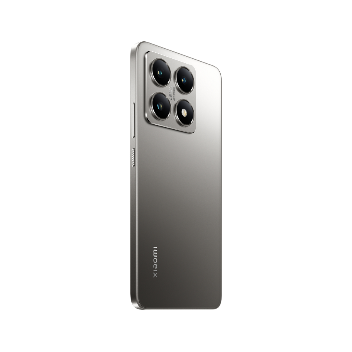 Srebrny telefon z czterema aparatami. Widoczne logo Xiaomi. Telefon jest pod kątem.