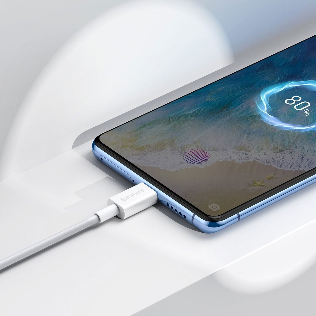 Smartphone lädt mit weißem Kabel, blauer Bildschirm, 80 % Ladung.