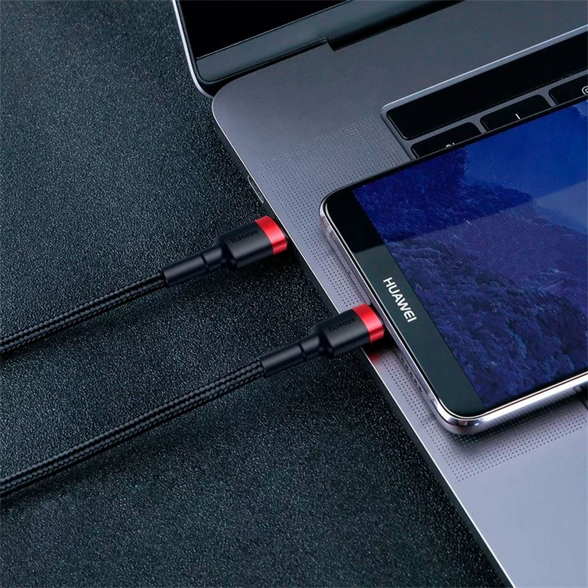 Czarne kable USB-C podłączone do laptopa i telefonu. Czerwone akcenty.
