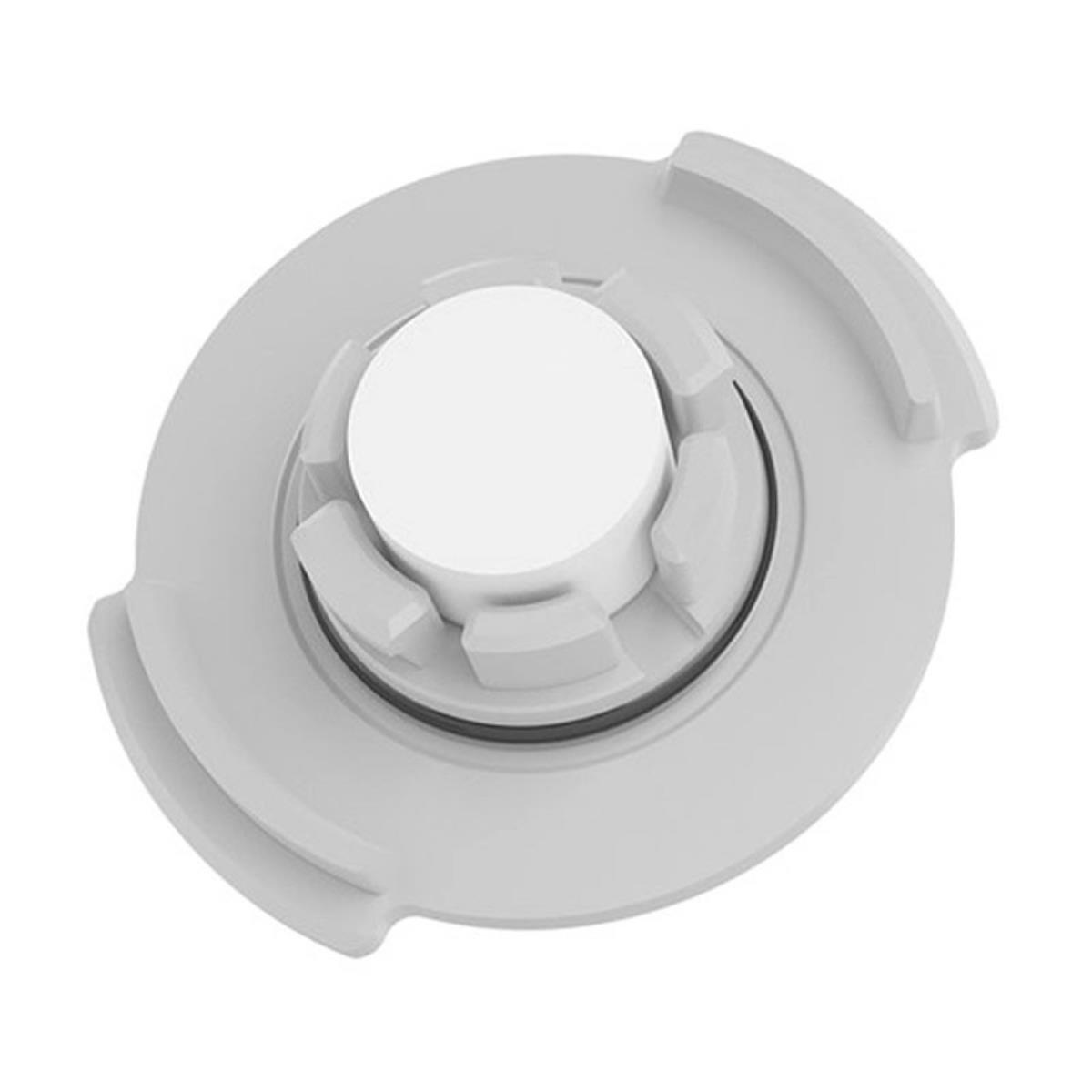 Biała plastikowa część o okrągłym kształcie z białym środkiem. Dwa boczne przedłużenia. Izolowana na białym tle.