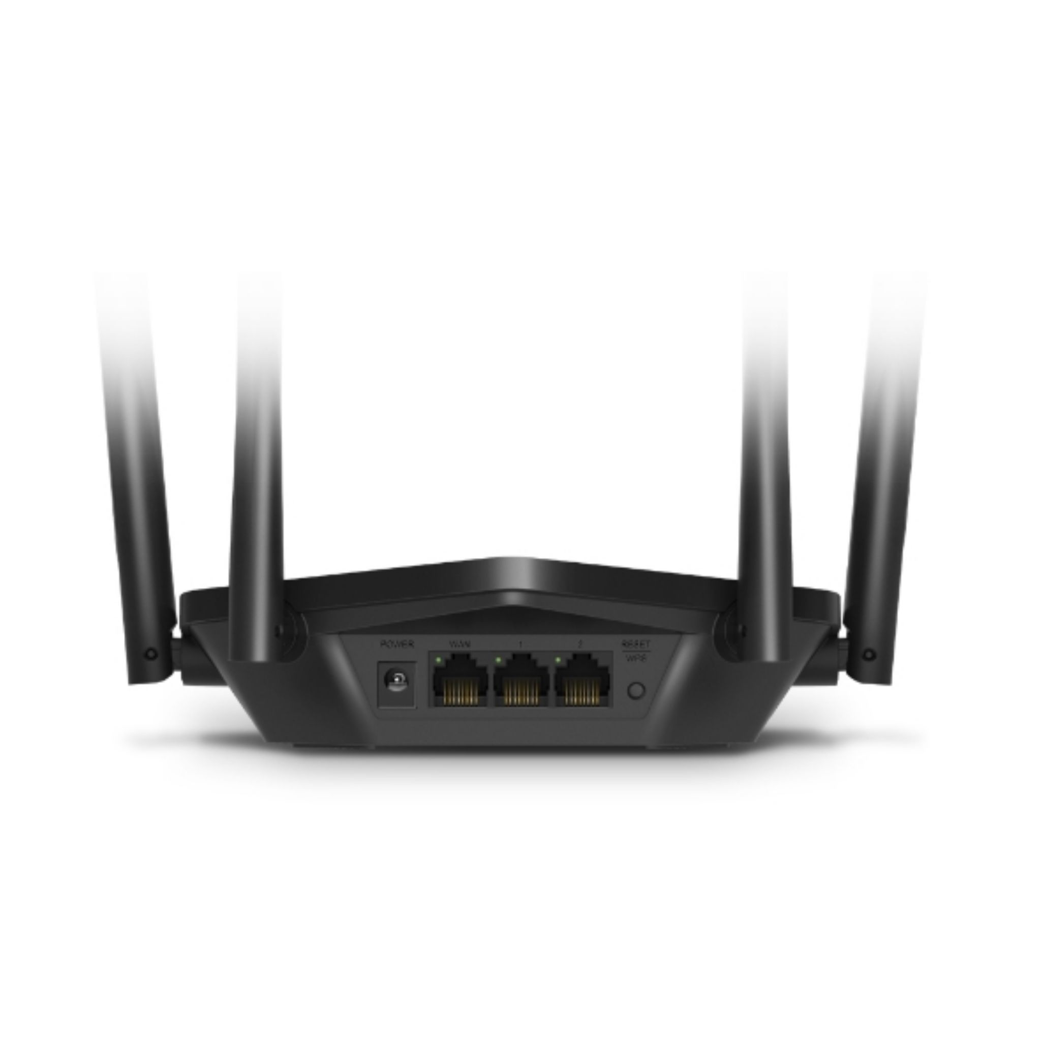Zwarte router met vier antennes. Poorten aan de achterkant: stroom, WAN en drie LAN-poorten. Geïsoleerd op wit.