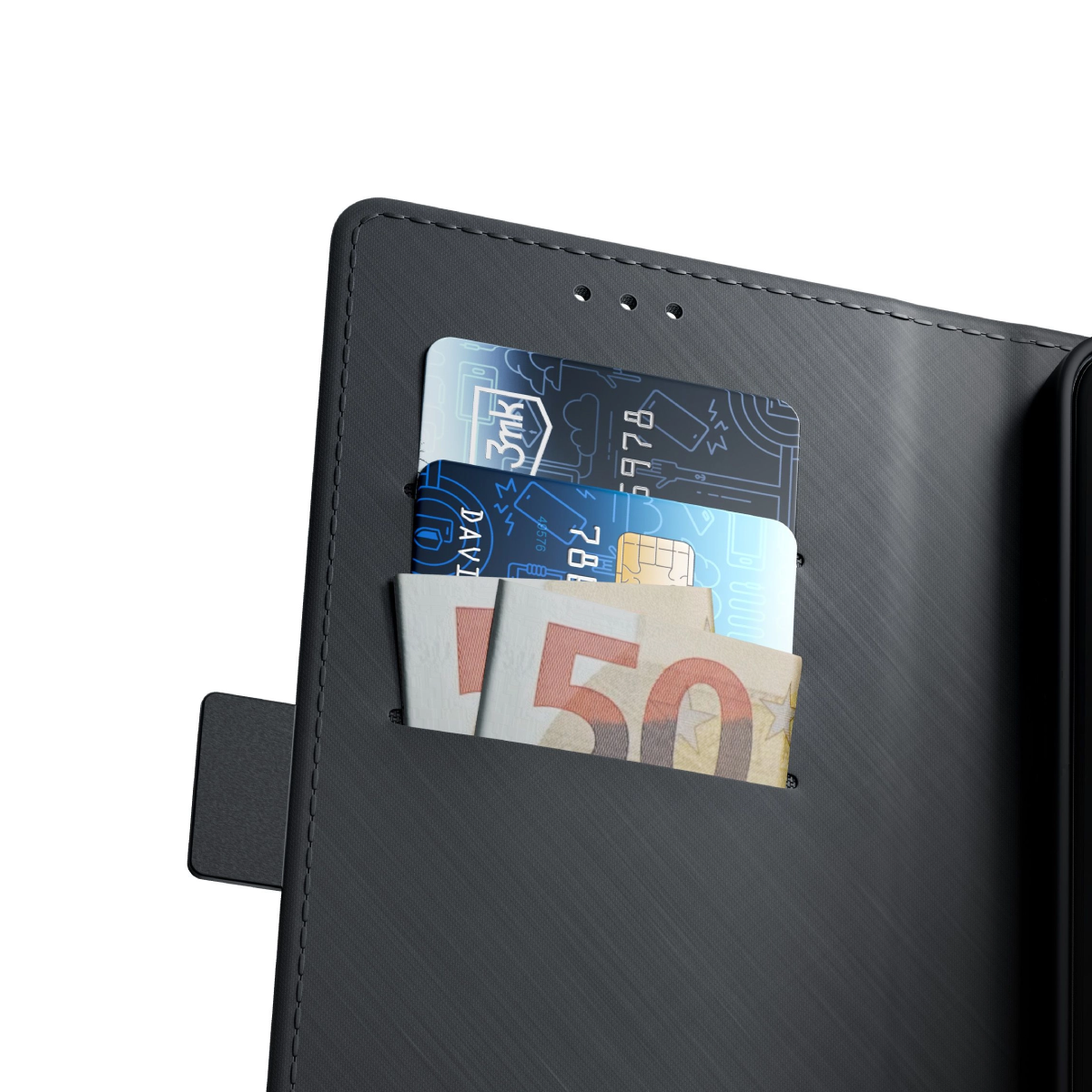 Portafoglio nero con tre carte e banconote all'interno. Il portafoglio ha una patta con chiusura magnetica.