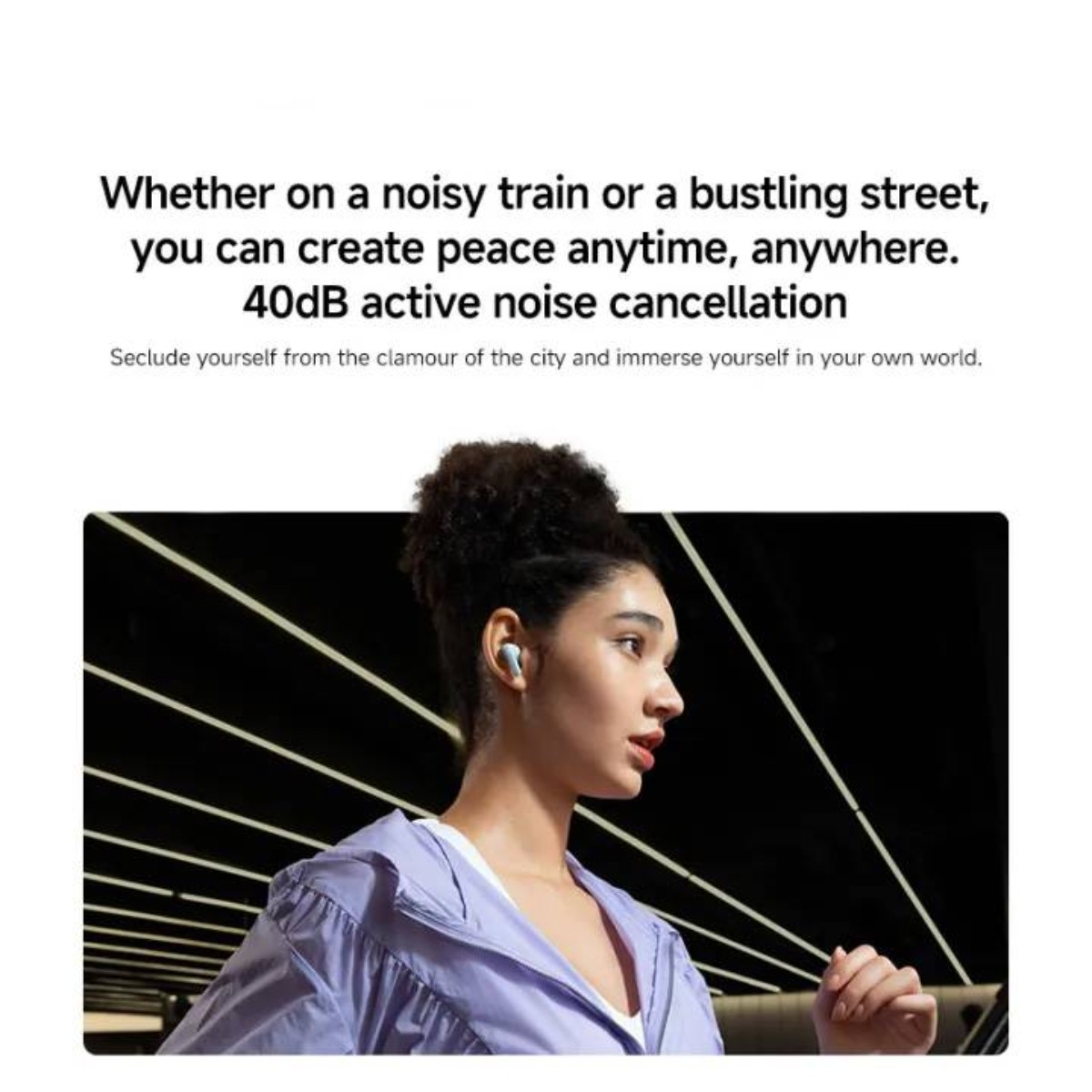 Kobieta ze słuchawkami, odwrócona. Tekst wspomina o redukcji szumów 40dB. Tło to fioletowy gradient.