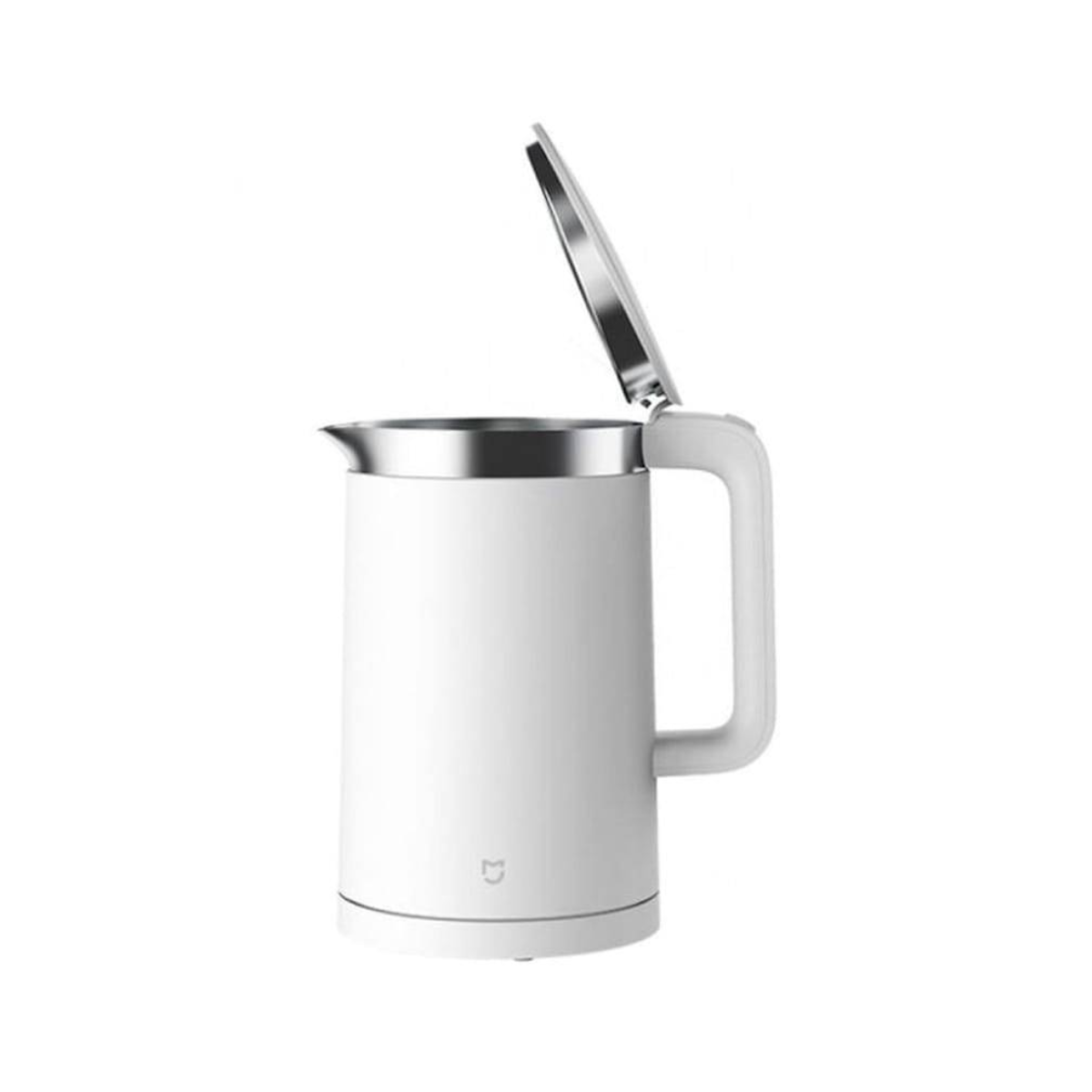 Witte elektrische waterkoker met open deksel. Chromen afwerking, handvat en voet. Witte achtergrond.
