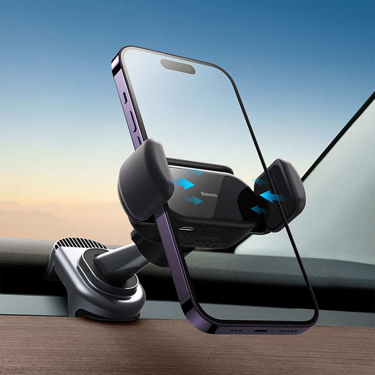 Uchwyt samochodowy na telefon z telefonem, czarny i fioletowy. Zamontowany na desce rozdzielczej.