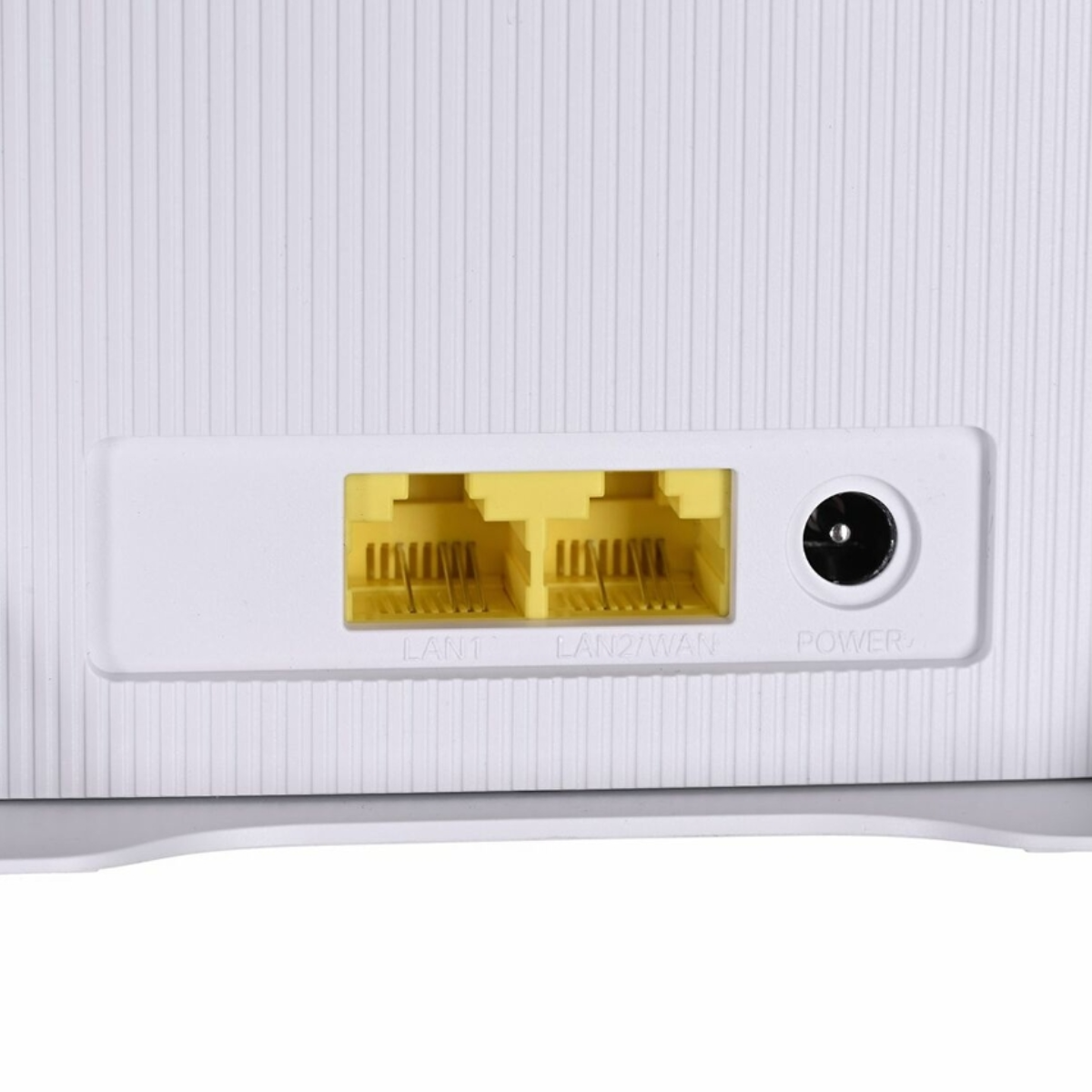 Nahaufnahme der weißen Router-Anschlüsse mit der Bezeichnung LAN und Power.