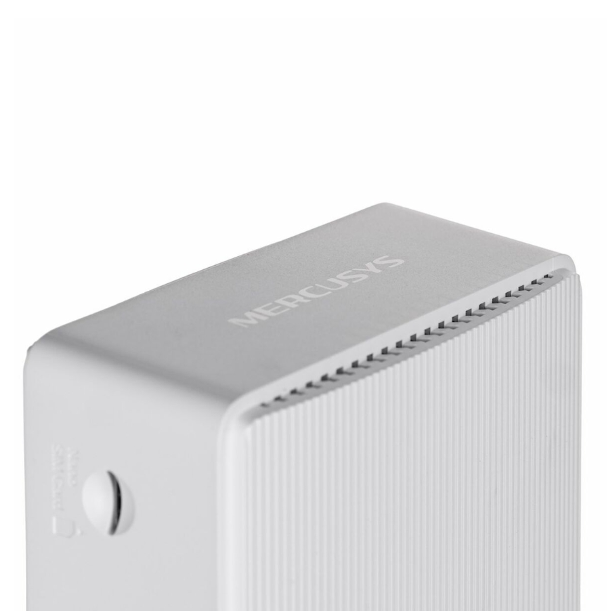 Ein weißer Router mit Lüftungsschlitzen und dem Markennamen MERCUSYS, vor weißem Hintergrund.