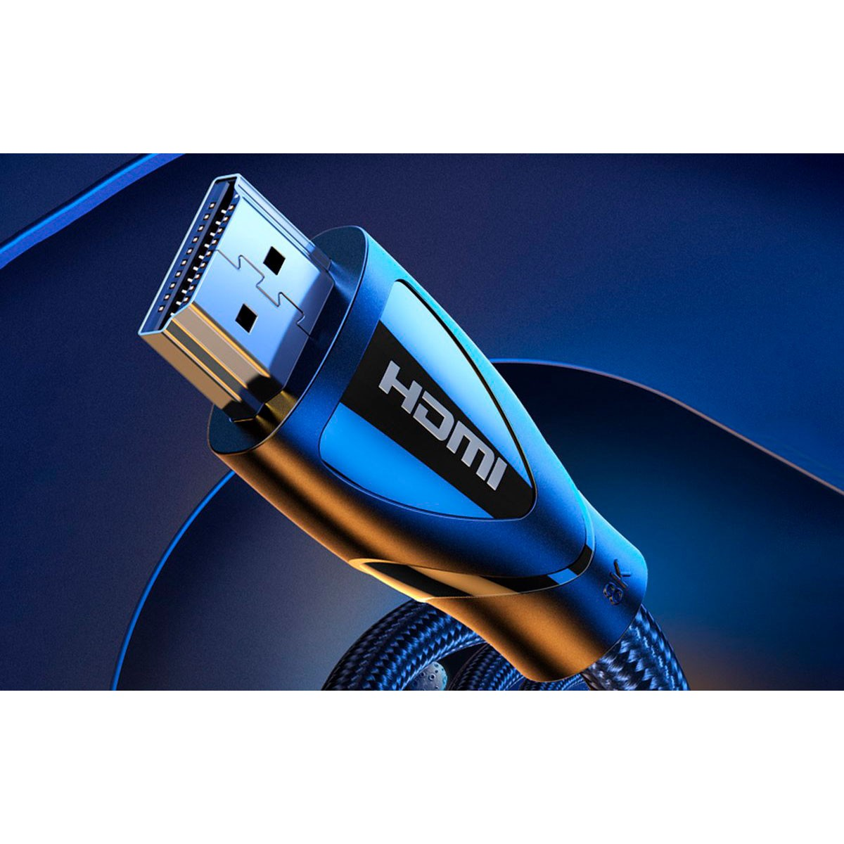 Kabel HDMI, czarny i niebieski, pod kątem, ze srebrnym złączem. Niebieskie tło.