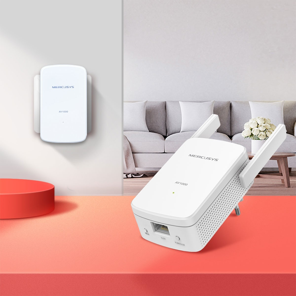 Weißer Mercusys AV1000 Wi-Fi-Extender. Es ist an der Wand neben einem anderen montiert.