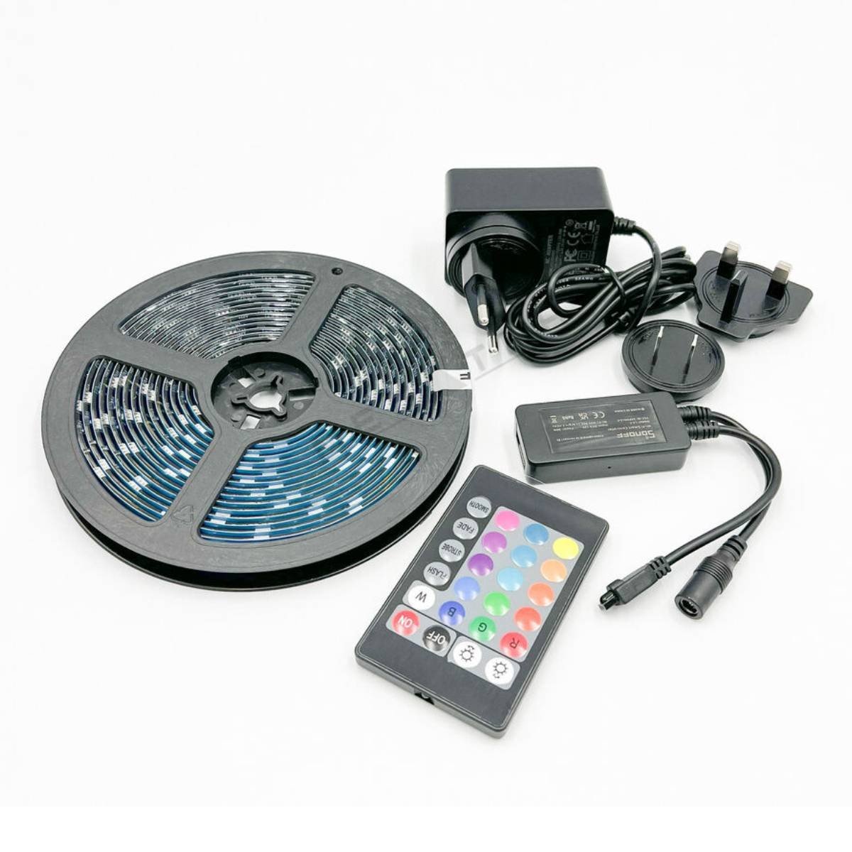 Kit striscia LED. Include bobina, telecomando, adattatore di alimentazione, controller e connettori.