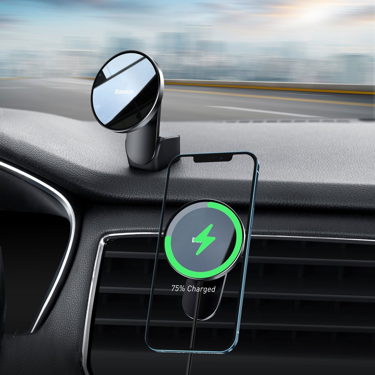Telefoonhouder voor in de auto met telefoon. Telefoon toont 75% opgeladen met bliksempictogram.