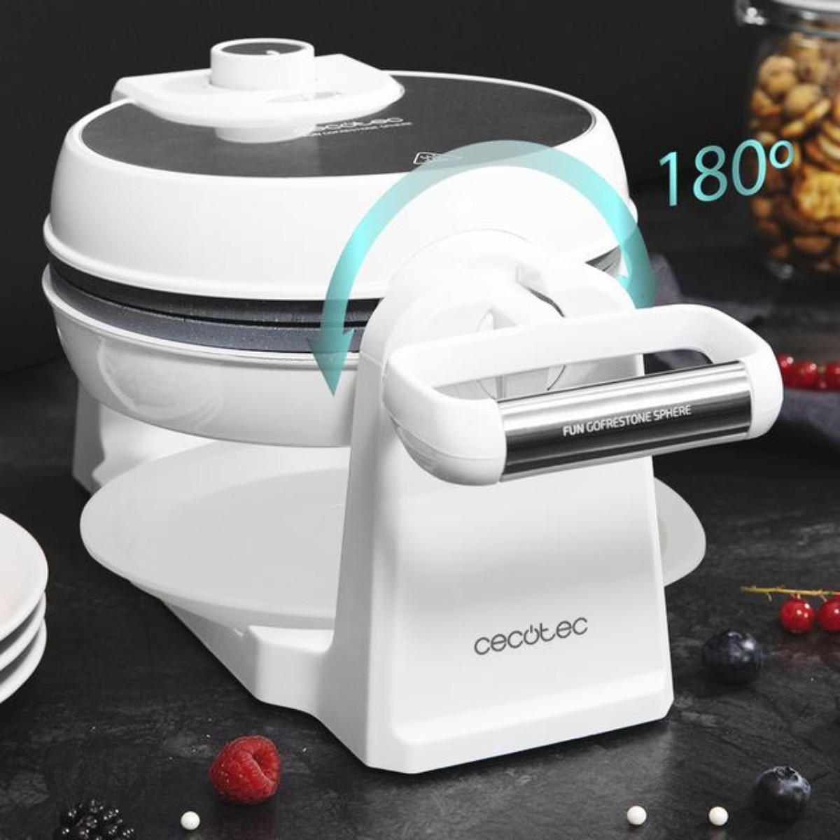 Biała gofrownica z owocami. Pokrywa jest otwarta, pokazując kąt 180 stopni.