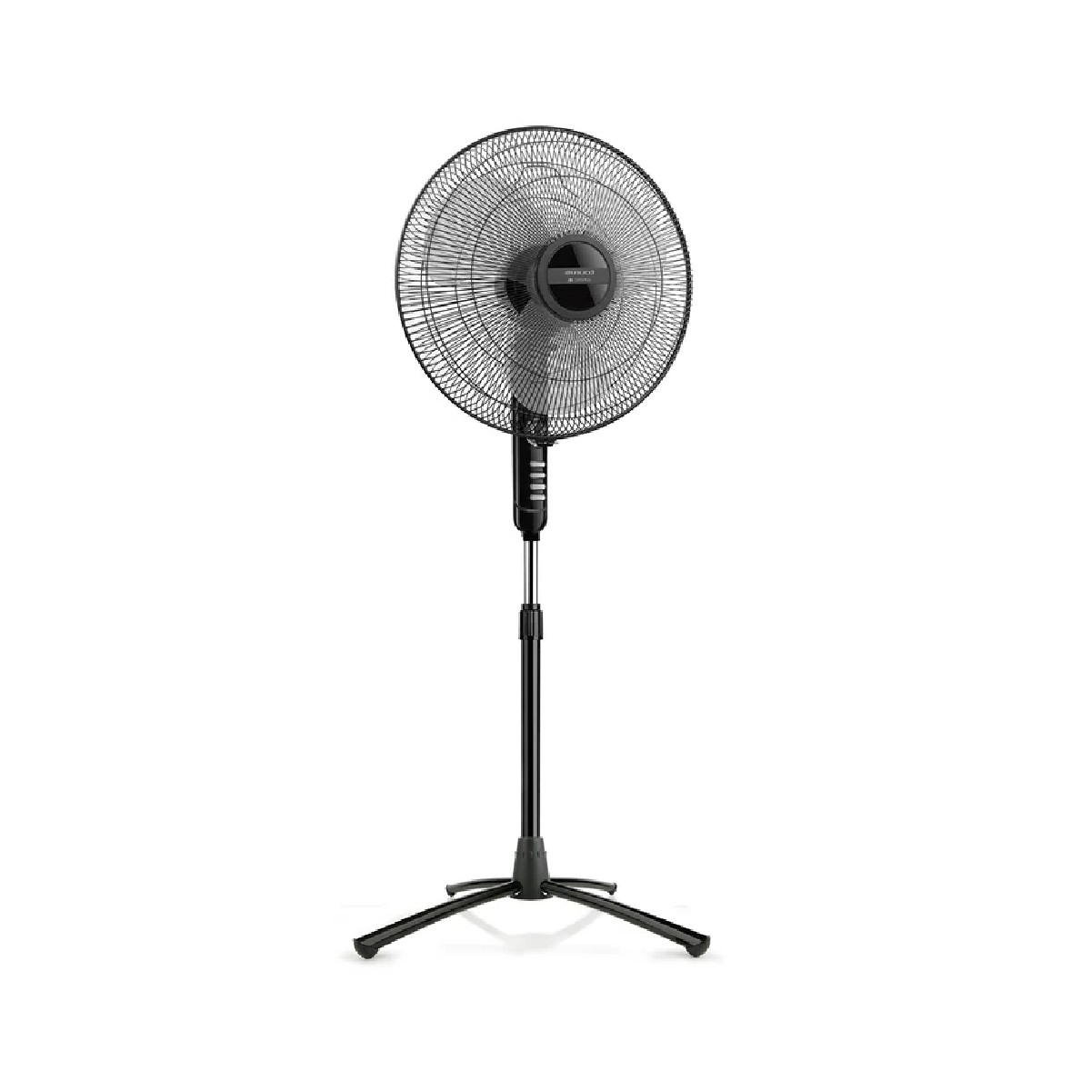 Czarny wentylator stojący z trójnożną podstawą, skierowany w stronę kamery. Białe tło.