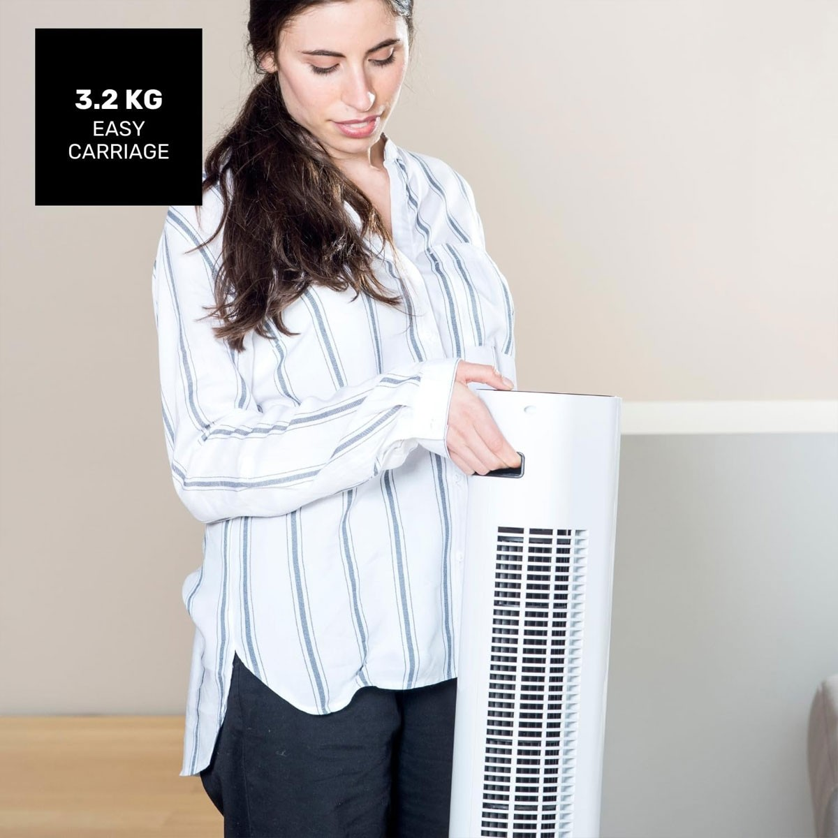 Kobieta trzymająca biały wentylator. Tekst mówi 3,2 kg, łatwy transport. Tło to biała ściana.
