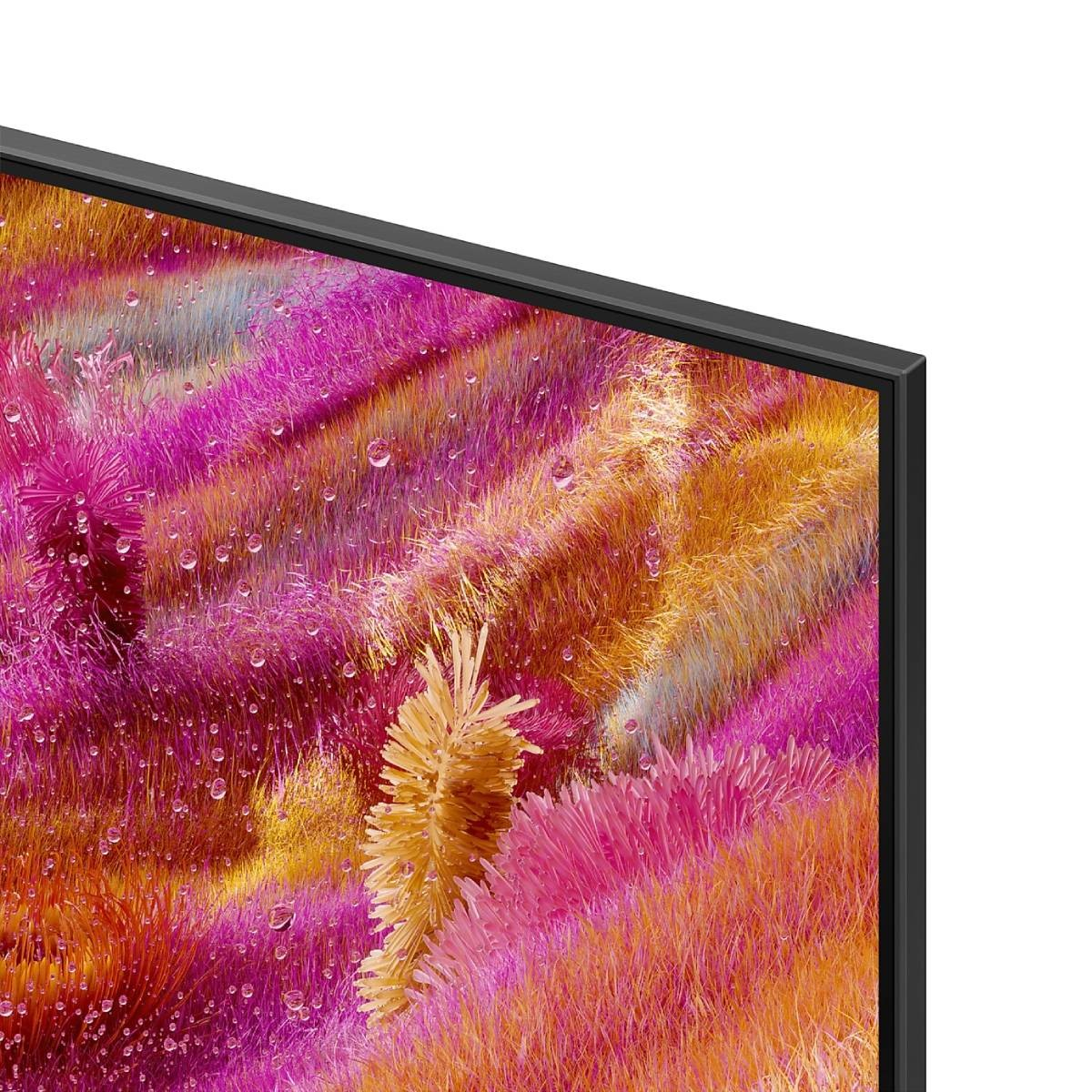 Zbliżenie ekranu telewizora z różowo-fioletowym abstrakcyjnym obrazem. Widoczne krople wody.