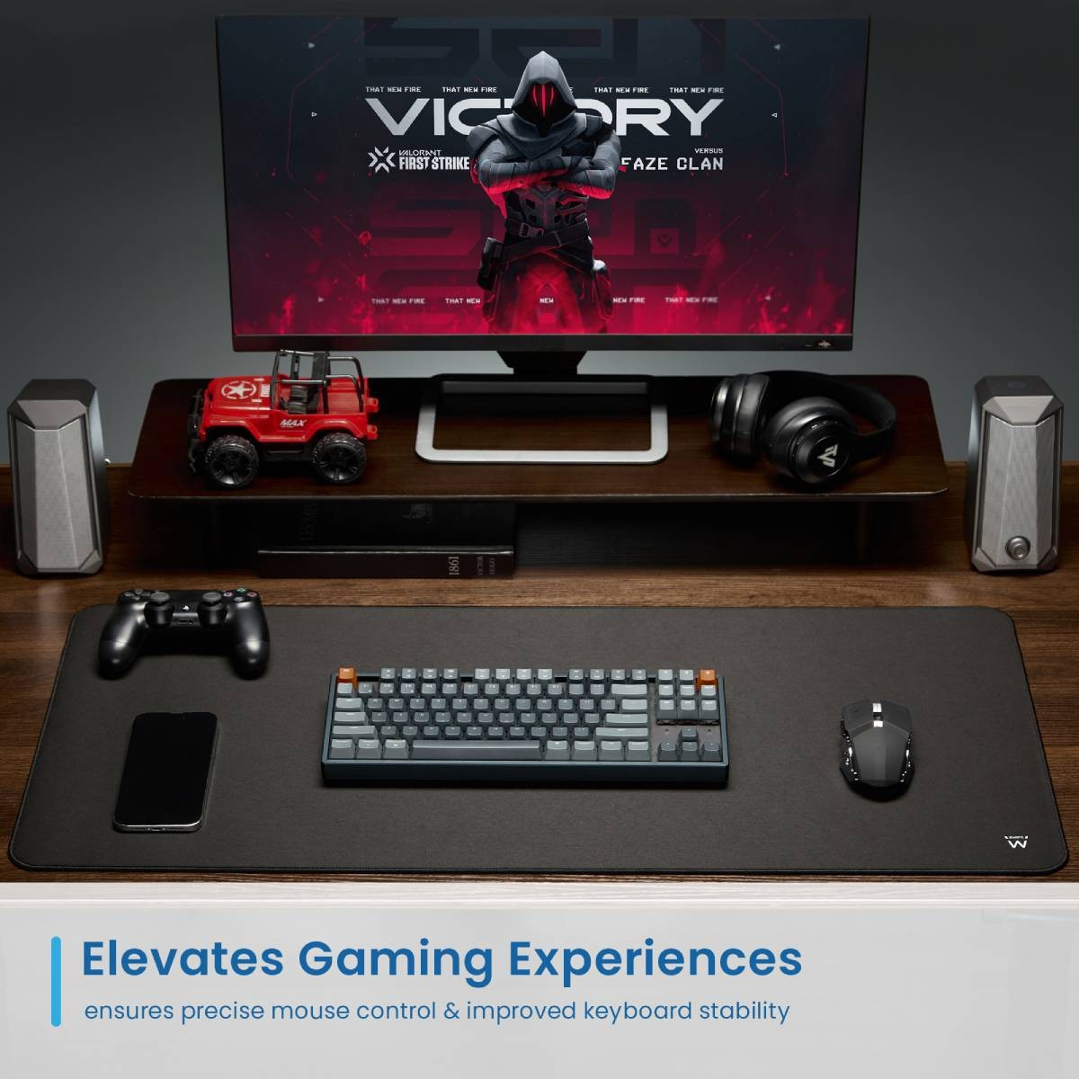 Konfiguracja do gier: podkładka pod mysz, klawiatura, monitor, słuchawki, głośniki, kontroler i mysz.