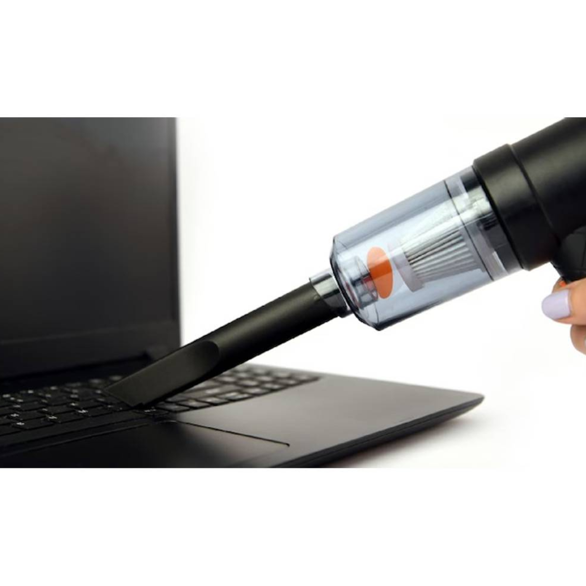 Aspirapolvere che pulisce la tastiera di un laptop su sfondo bianco.