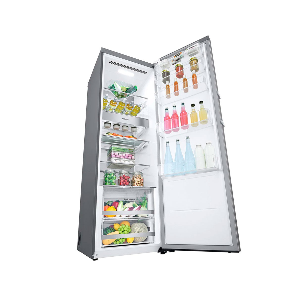 Refrigerador abierto con alimentos y bebidas dentro, organizados en estantes y cajones.
