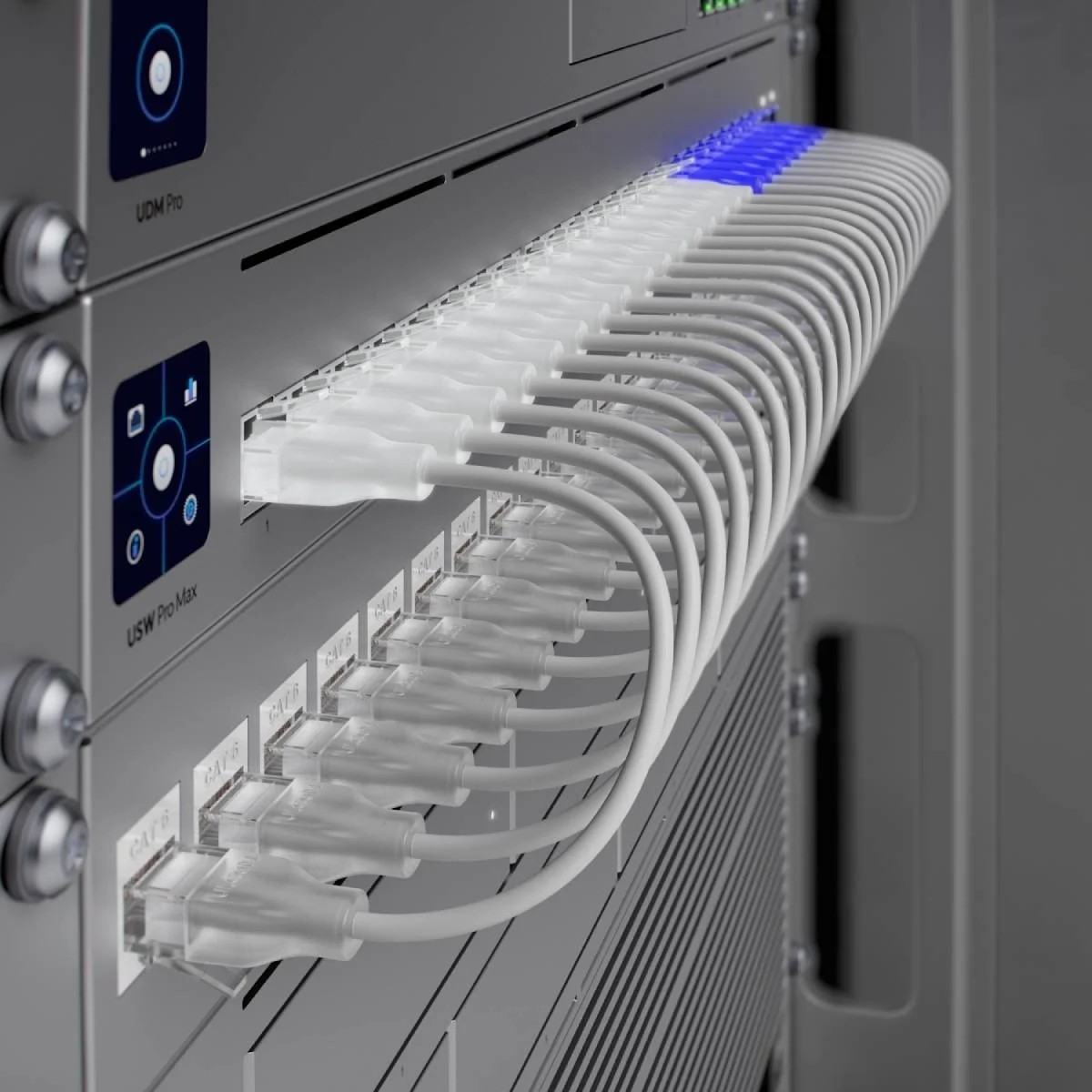 Cavi di rete collegati a un server. Cavi bianchi, luci blu. Sfondo grigio.
