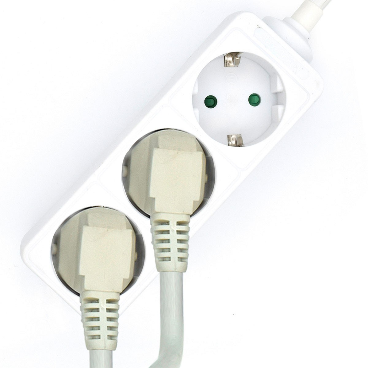 Presa multipla bianca con due spine inserite e una presa visibile. Sfondo bianco.
