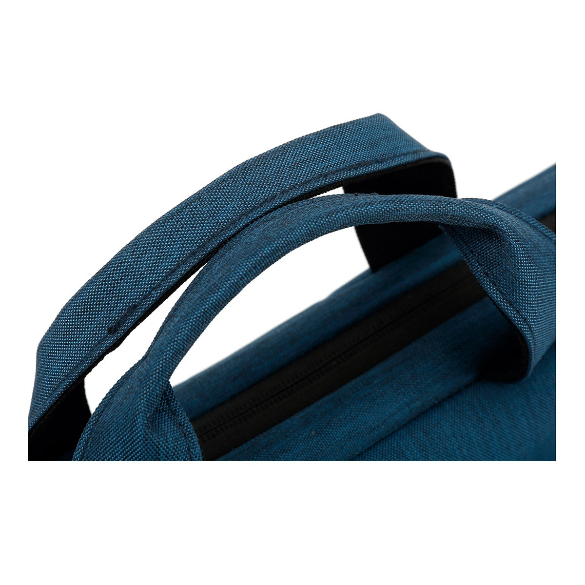 Primo piano di un manico di borsa blu. Il manico è in tessuto e ha un bordo nero.