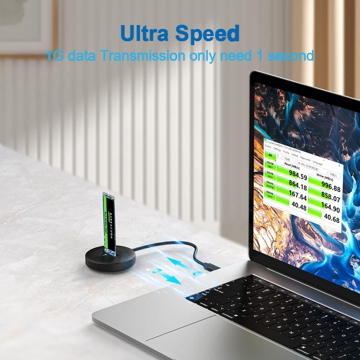 Portátil mostrando datos de rendimiento, unidad SSD en un soporte negro. Texto: Ultra Speed, 1G datos en 1 segundo.