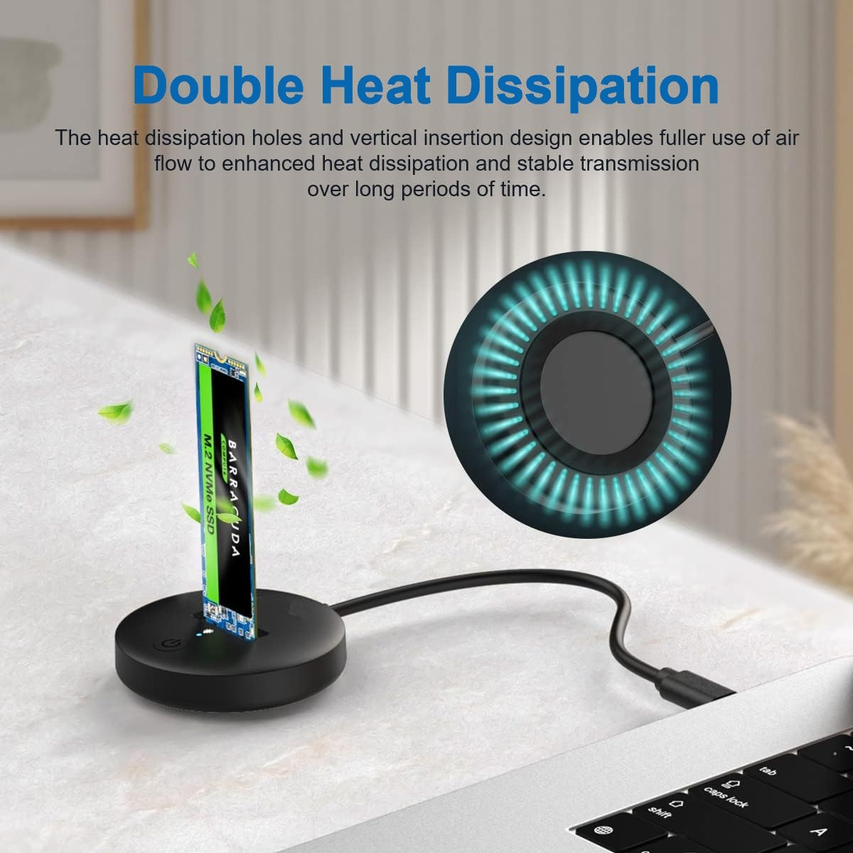 Unidad SSD en un soporte, portátil, texto: Doble disipación de calor. Círculo de luz azul. Hojas verdes.