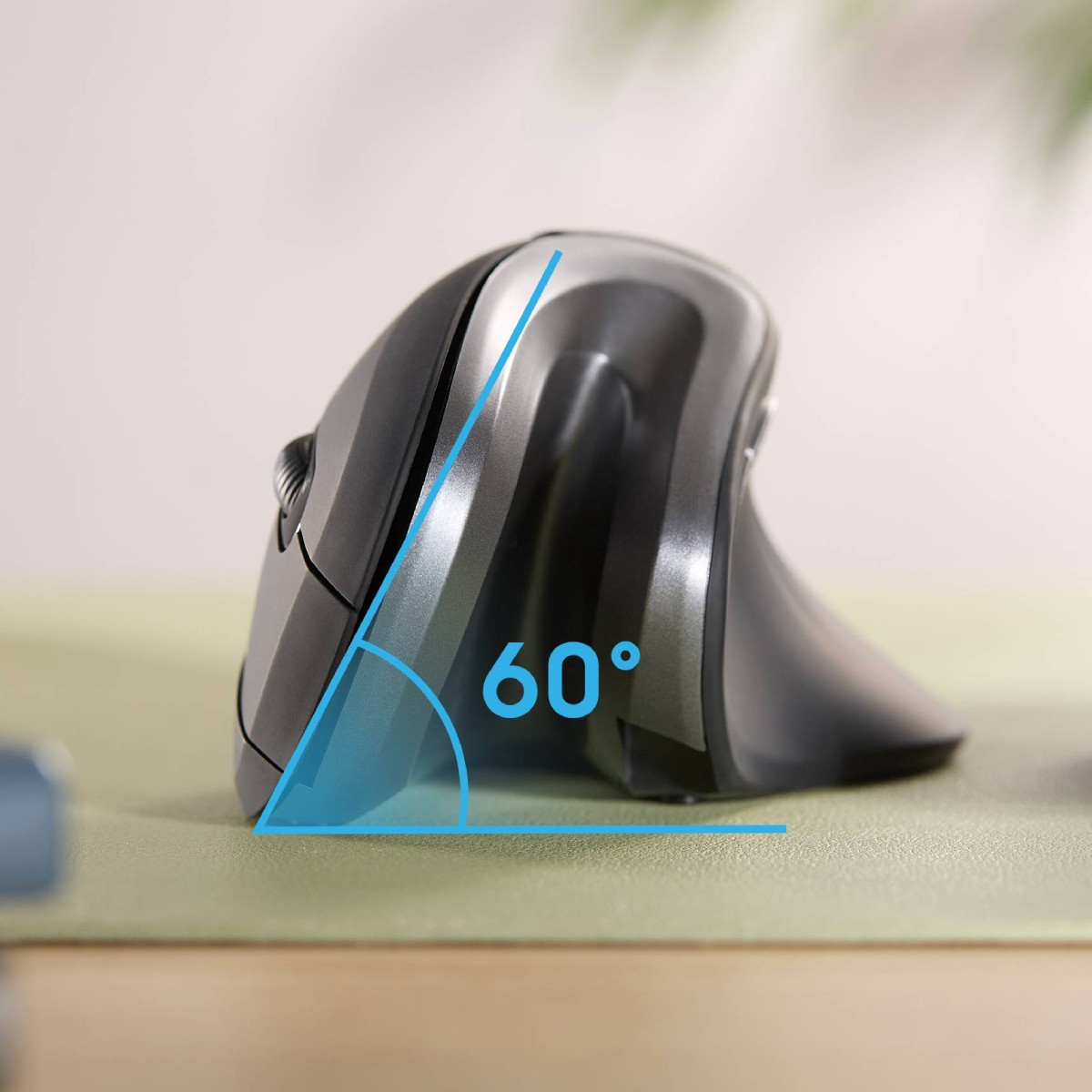 Mouse ergonomico, angolato a 60 gradi. Nero e grigio con superficie verde.
