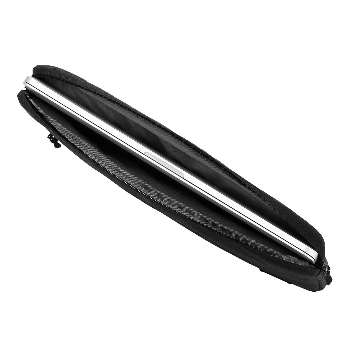 Un laptop nero dentro una custodia nera. La custodia è aperta.