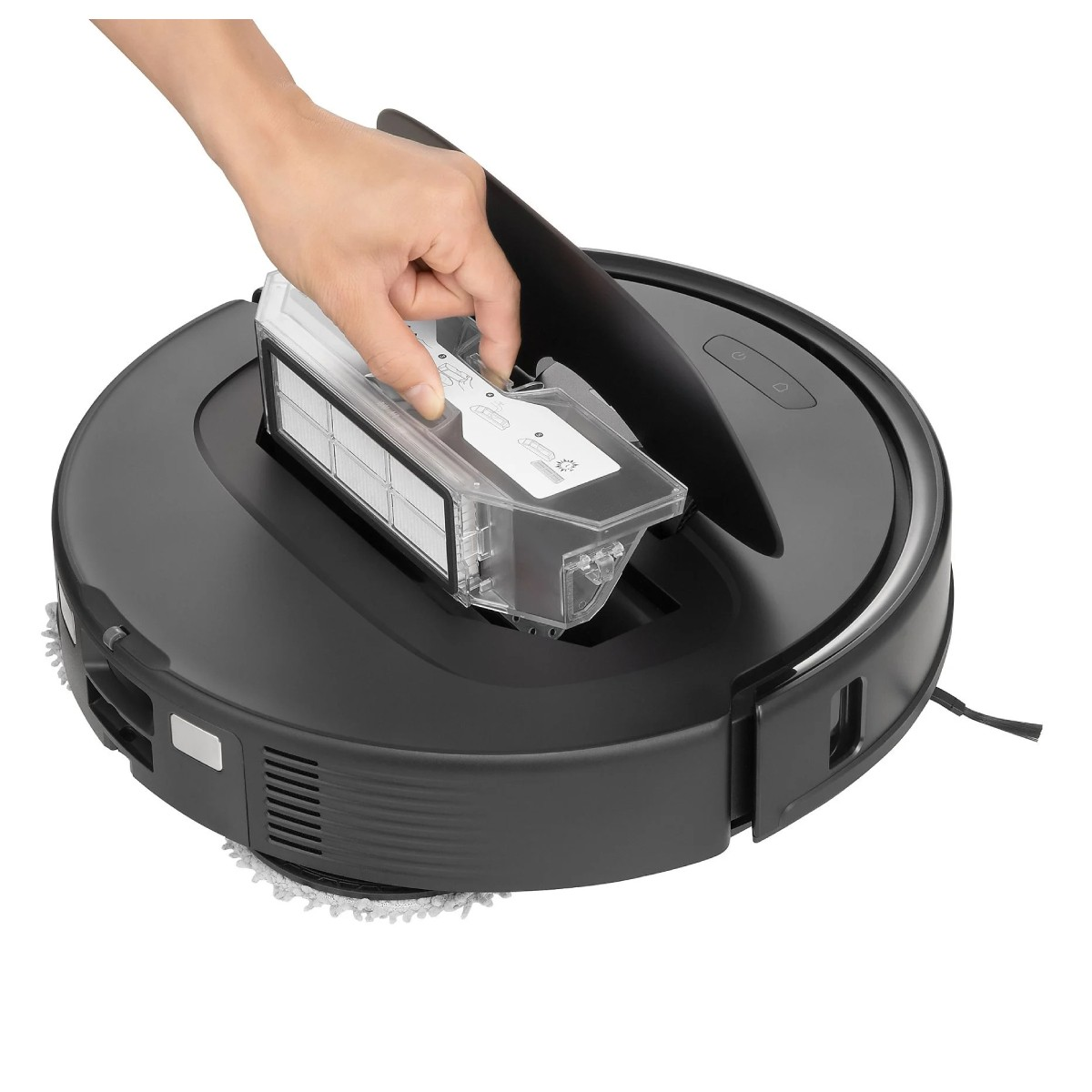 Ręka wyjmuje filtr z czarnego robota sprzątającego.