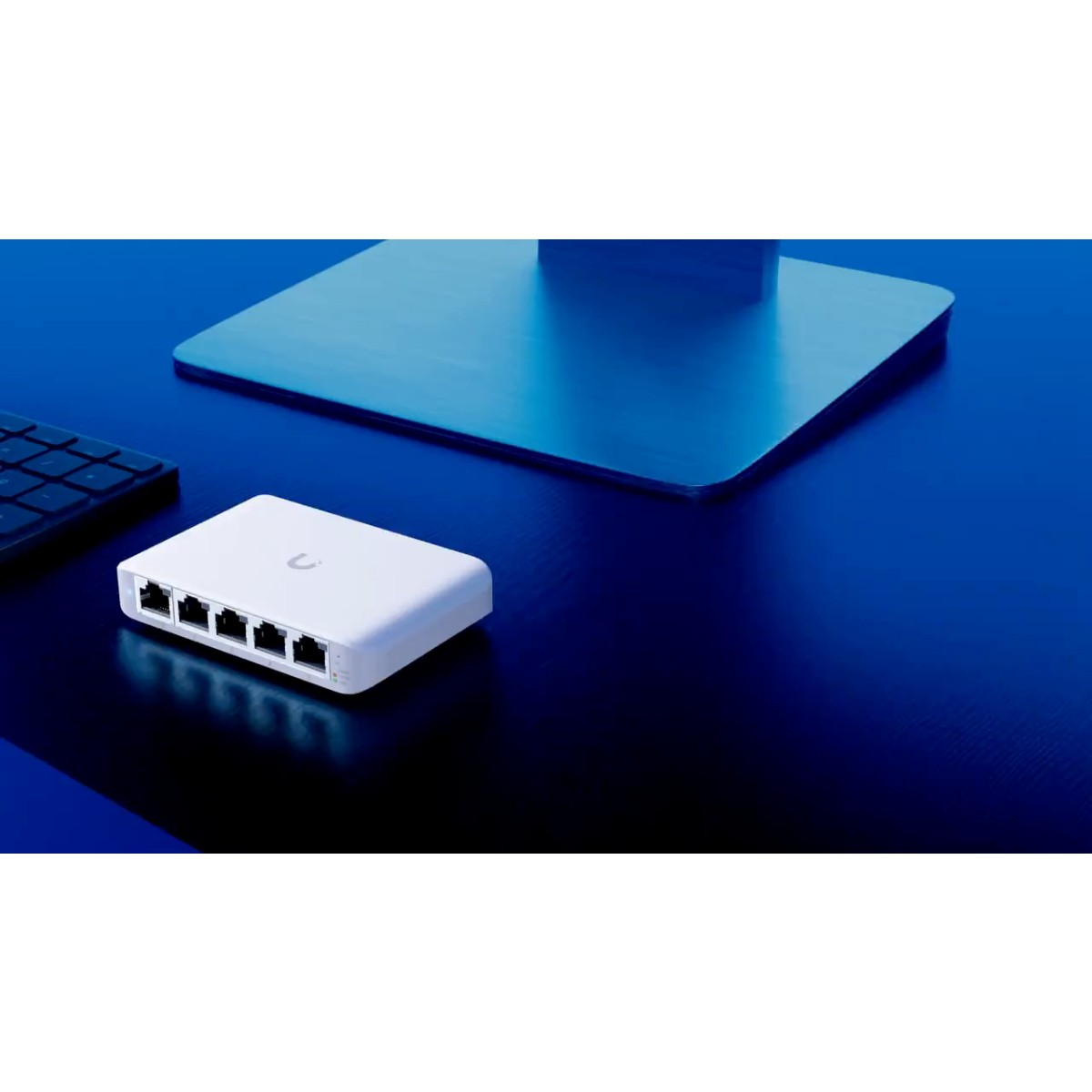 Wit apparaat met 5 Ethernet-poorten op een blauw oppervlak met een zwart toetsenbord. Witte achtergrond.