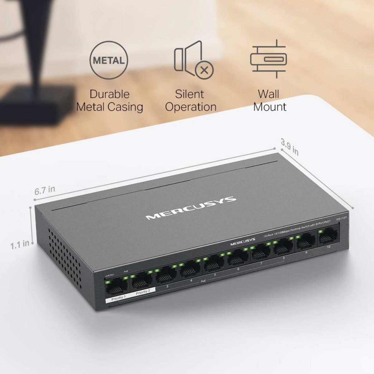 Schwarzer Mercusys-Switch auf einem Schreibtisch. Er hat 10 Anschlüsse, Abmessungen und Funktionen wie Metallgehäuse und leise.