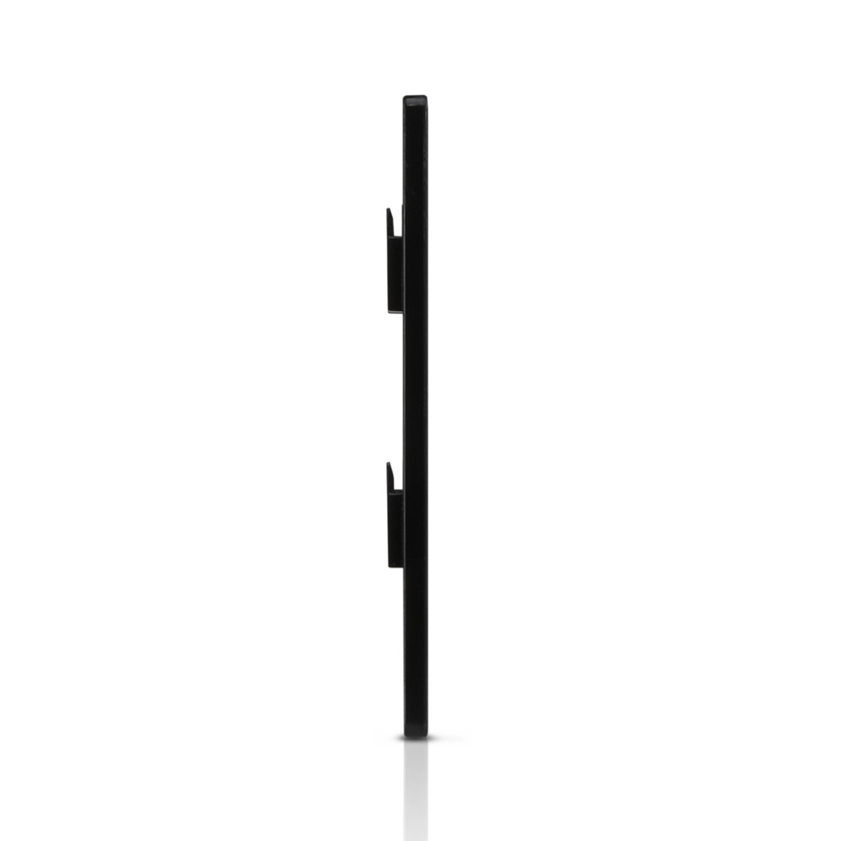 Appareil rectangulaire noir avec supports de montage. Il est de couleur noire.