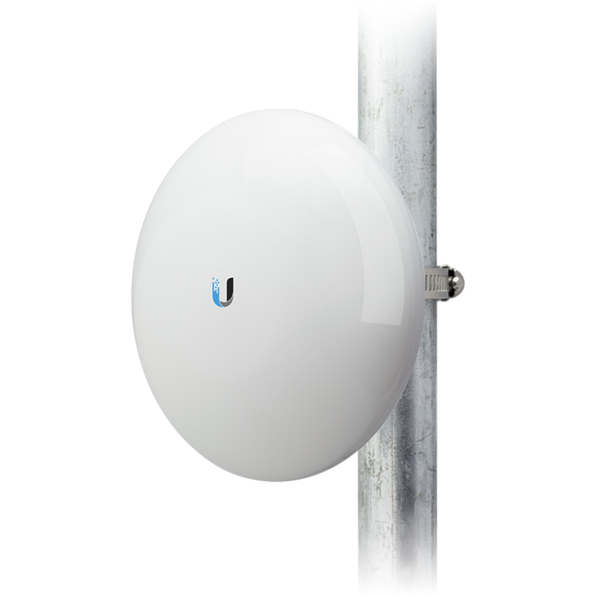 Antenna ovale bianca fissata a un palo di metallo con un morsetto. Lo sfondo è bianco.