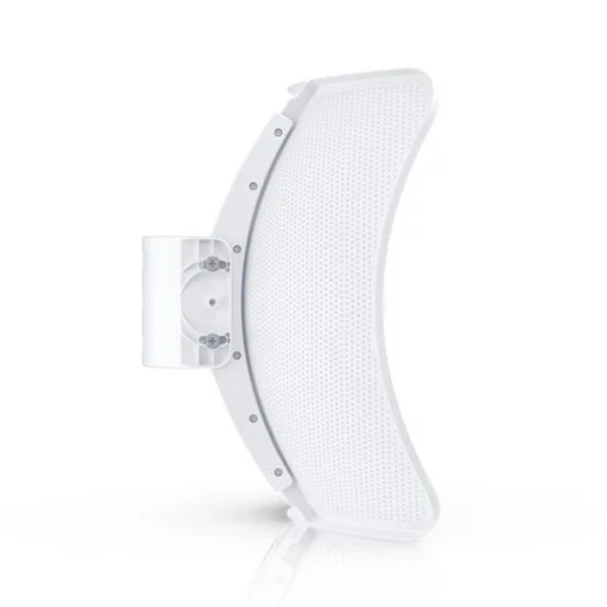 Une antenne blanche et incurvée avec un bras de montage. L'antenne est légèrement inclinée sur fond blanc.