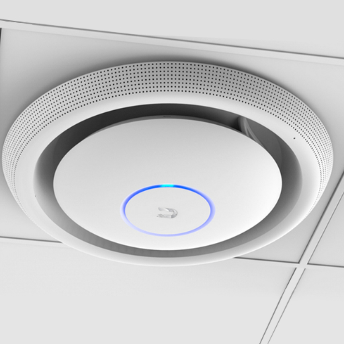 Access point bianco montato a soffitto con anello luminoso blu e anello esterno perforato.