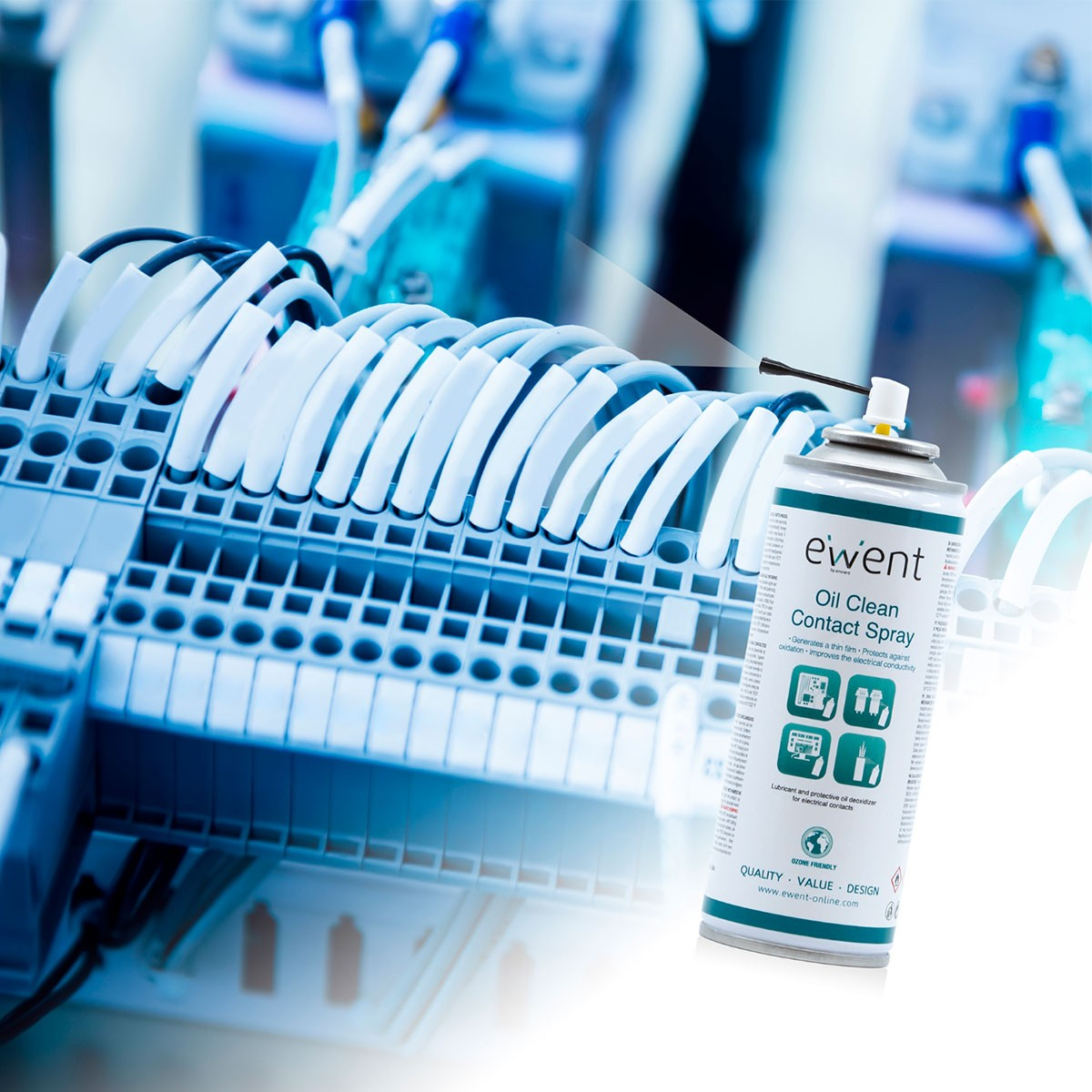 Puszka z aerozolem w pobliżu elementów elektrycznych. Tekst: Olej czysty Spray kontaktowy.