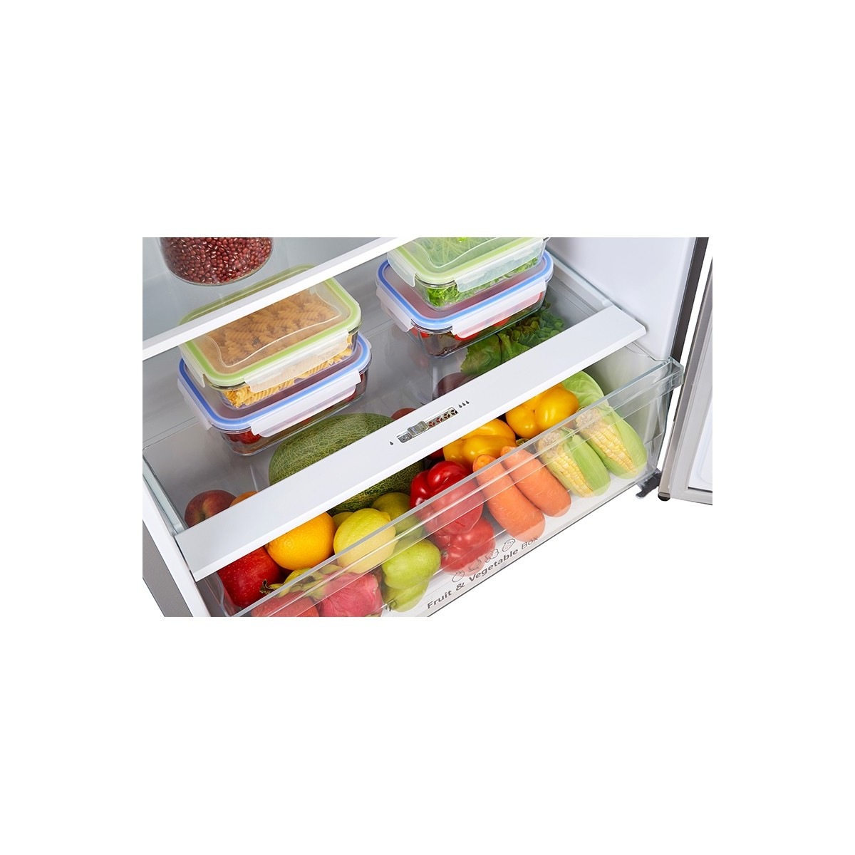 Pralka znajduje się w łazience. Są ręczniki, lustro i inne akcesoria łazienkowe.