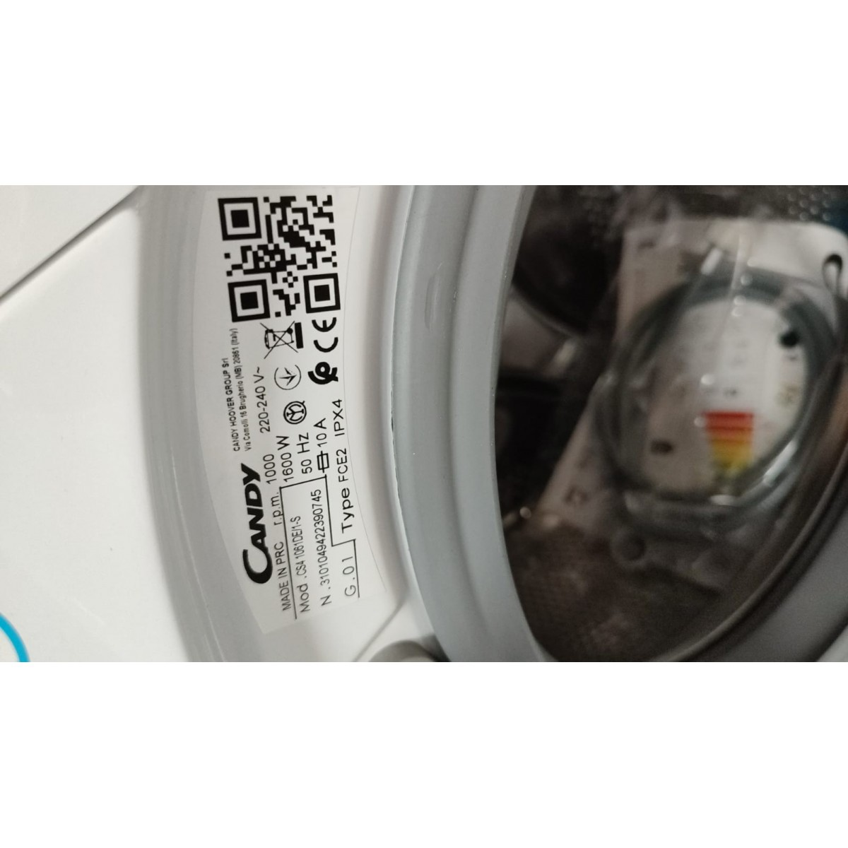 Primo piano dell'etichetta della lavatrice con codice QR e informazioni tecniche.