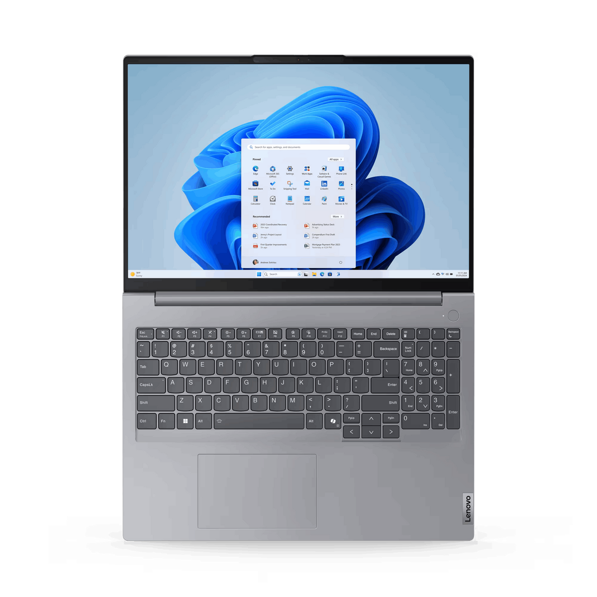Vista superior de un portátil Lenovo gris abierto. Interfaz Windows 11 con teclado debajo.